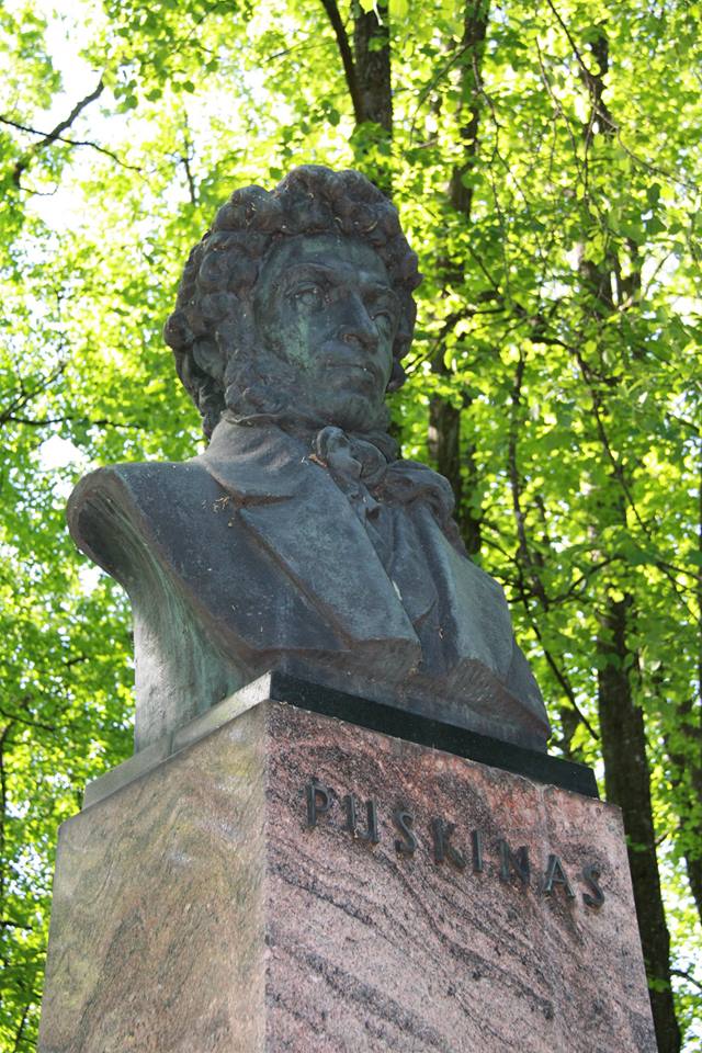Aleksandro Puškino paminklas prie muziejaus. Skulptoriu B. Višniauskas, architektai - V. ir A. Nasvičiai. 