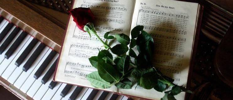 rožė, natos, pianinas